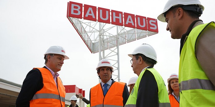 Agustí junto al director general de Bauhaus en España Bart Ginneberge