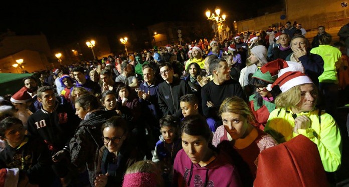 Cerca de un millar de personas participaron en la San Silvestre paternera