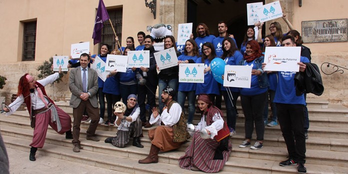 El alcalde de Paterna, Juan Antonio Sagredo junto a los jóvenes que realizarán la campaña de concienciación