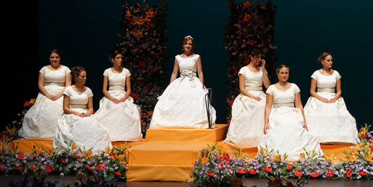 La Reina de las Fiestas de Paterna y su Corte durante los Juegos Florales