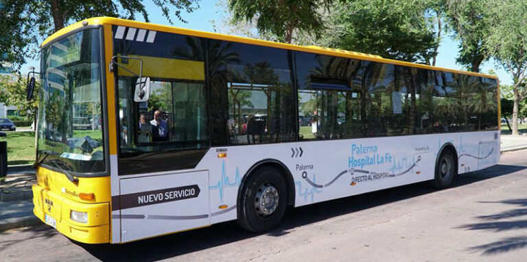 El autobús a su llegada al Hospital de la Fe