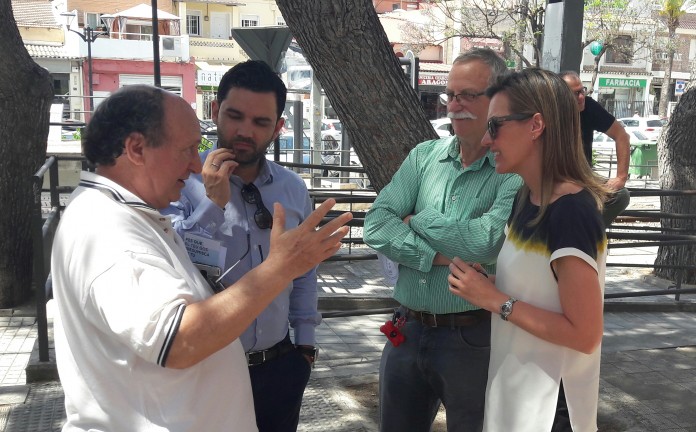 Sagredo y Campos hablando con vecinos de la 133 y Barranco del Rubio