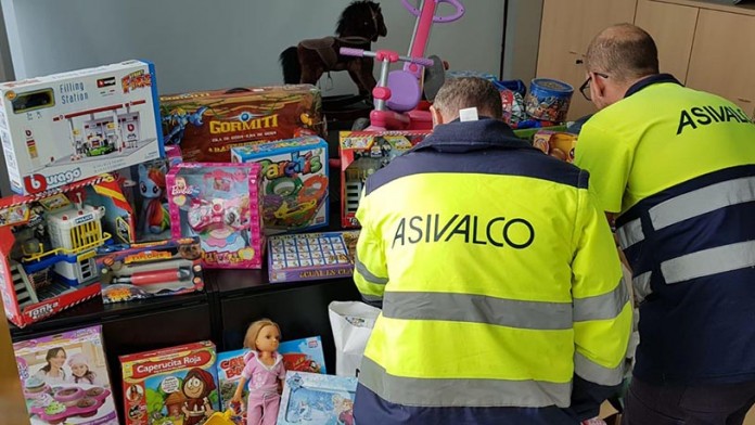 Imagen de trabajadores de Asivalco en una foto de archivo de una campaña de recogida de juguetes