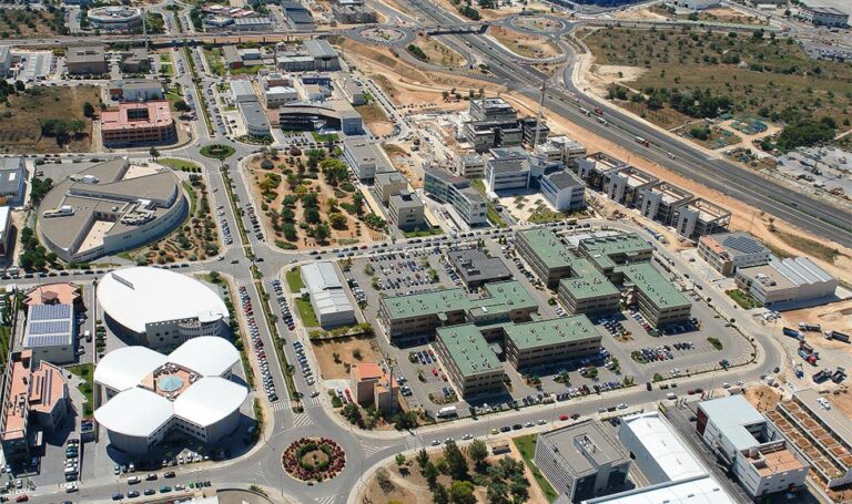 Paterna baja de los 5.000 parados registrados por primera vez en 15 años