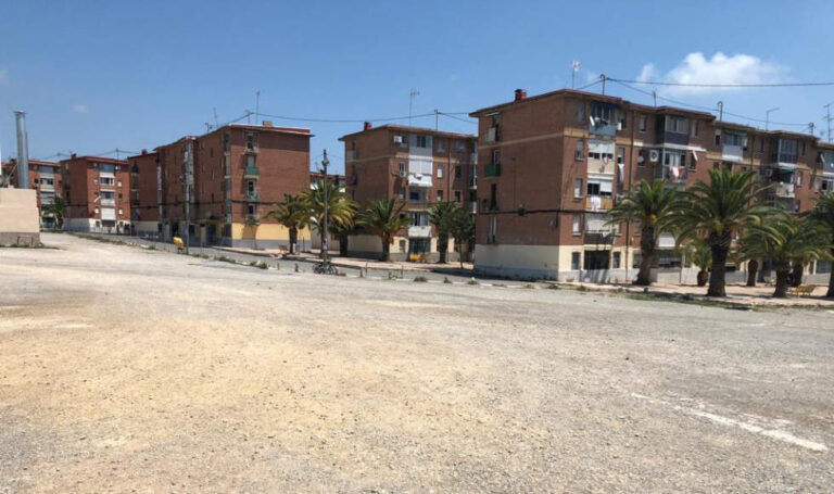 Comienzan las obras para urbanizar 144 plazas de aparcamiento en  los solares frente al entorno de la Torre