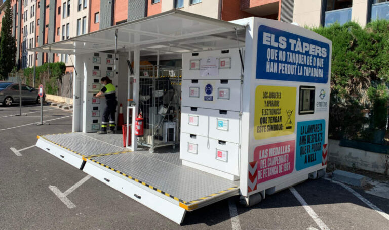 El Ecoparque móvil vuelve a recorrer Paterna para fomentar el reciclaje