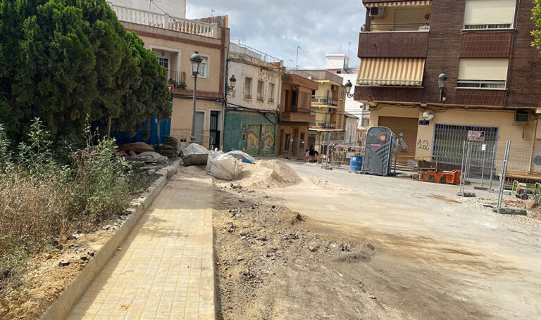 Paterna crea 18 nuevas plazas de aparcamiento en la Plaza Dos de Mayo, respetando sus zonas verdes