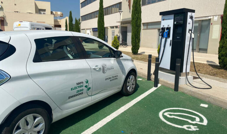 Paterna apuesta por la sostenibilidad con 14 nuevos vehículos eléctricos y 8 puntos dobles de recarga más