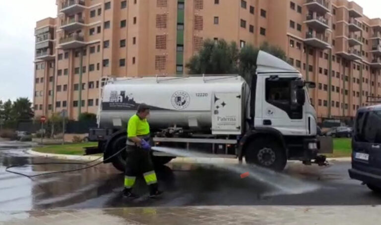 Paterna intensifica los baldeos priorizando los barrios con mayor presencia de COVID-19 en aguas residuales