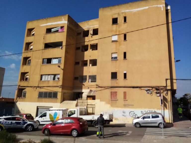 El Ayuntamiento concluye el desalojo de la “finca amarilla” y prepara su derribo