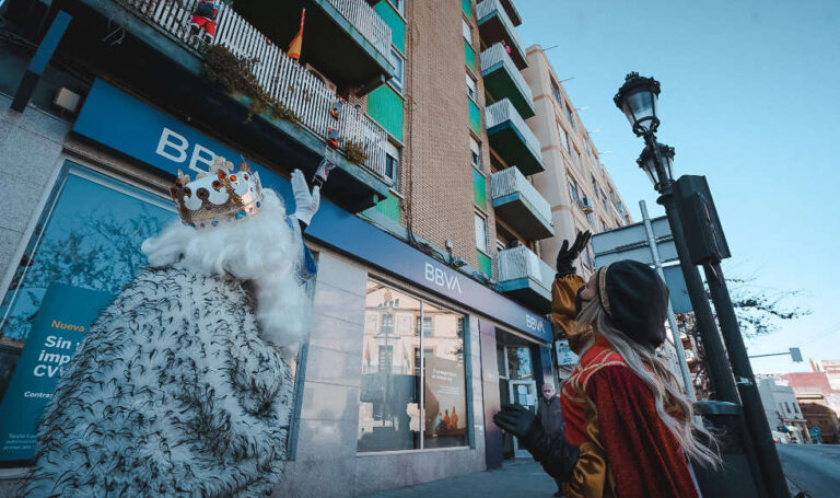 Los Reyes Magos visitan en Paterna a los niños y niñas confinados en sus casas por la Covid-19