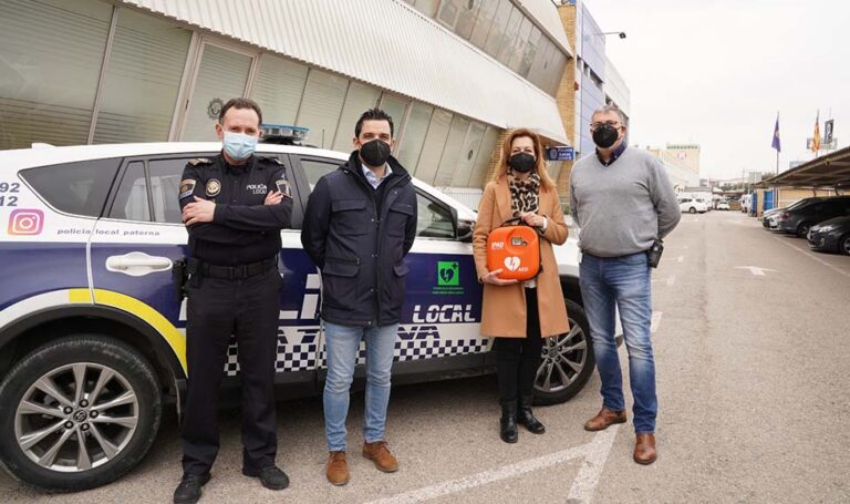 La Policía Local de Paterna equipa dos vehículos con desfibriladores y desatragantadores para mejorar su actuación en casos de emergencia
