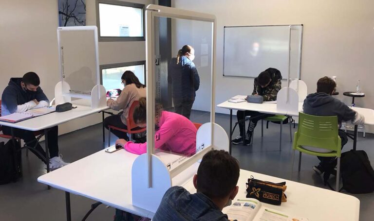 Paterna retoma la actividad del Aula de Refuerzo para ayudar con sus estudios a los alumnos de la ESO