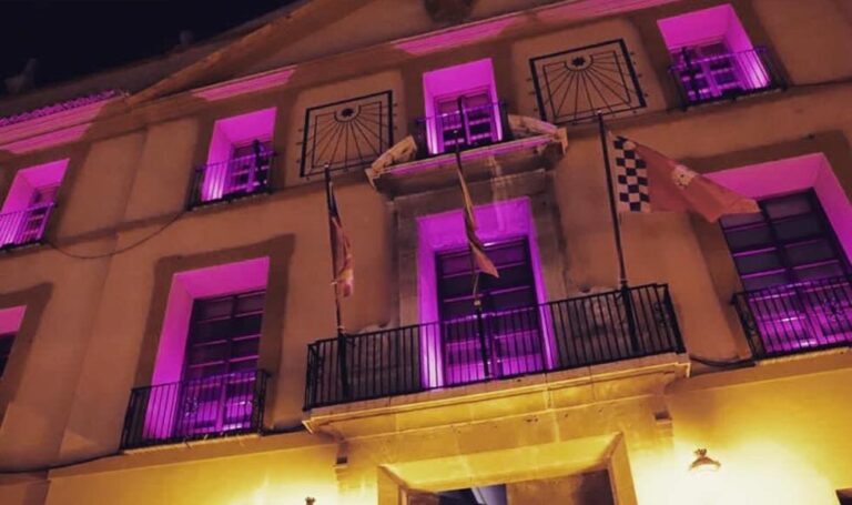 Paterna se ilumina de morado por el 8M y emite un manifiesto on line reivindicando la igualdad