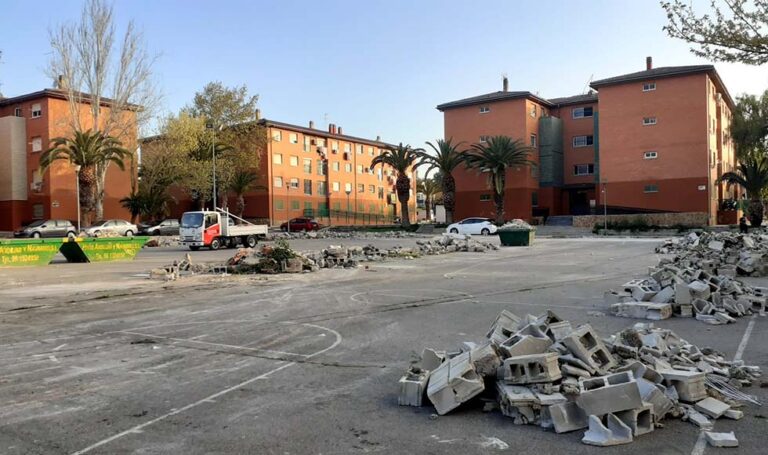 Paterna derriba el muro de la plaza de La Yesa en La Coma para propiciar un entorno más limpio y libre de escombros
