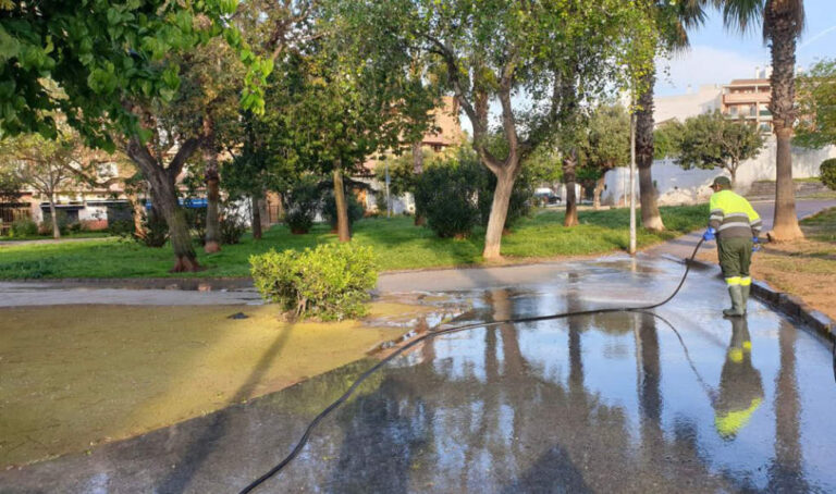 Paterna refuerza desde mañana la limpieza de parques y jardines ante la mayor afluencia vecinal en los meses de verano