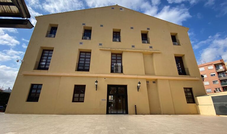 Paterna instalará una escalera de emergencias en la parte trasera del Palacio Consistorial para mejorar la seguridad y evacuación del edificio