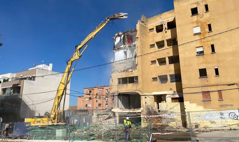 El Ayuntamiento ejecuta la demolición de la Finca Amarilla de Paterna