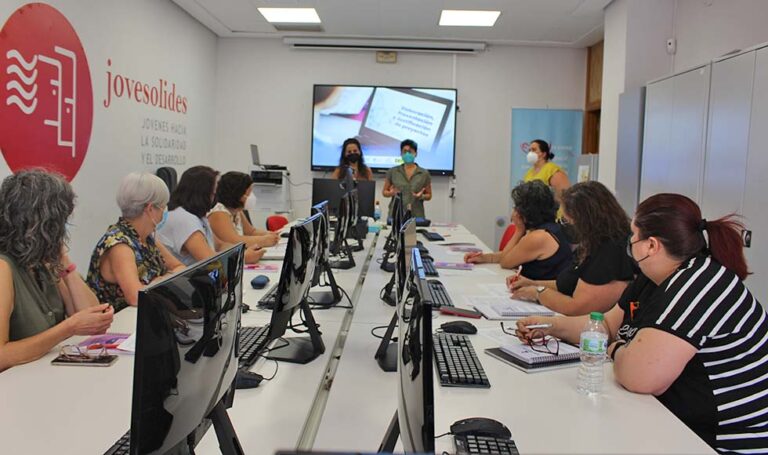 El Ayuntamiento de Paterna inicia un curso destinado a las Asociaciones de Mujeres para combatir la brecha digital