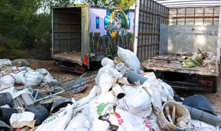 La Policía Local de Paterna intercepta a dos camiones vertiendo 20 toneladas de escombros ilegales en una zona boscosa de la partida de El Rabosar