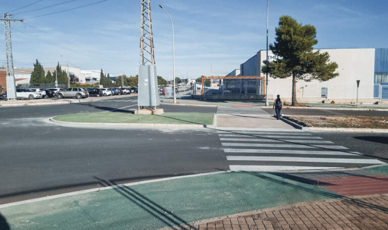 El Ayuntamiento de Paterna acondiciona 500 m2 de aceras en el polígono Fuente del Jarro para mejorar la movilidad peatonal