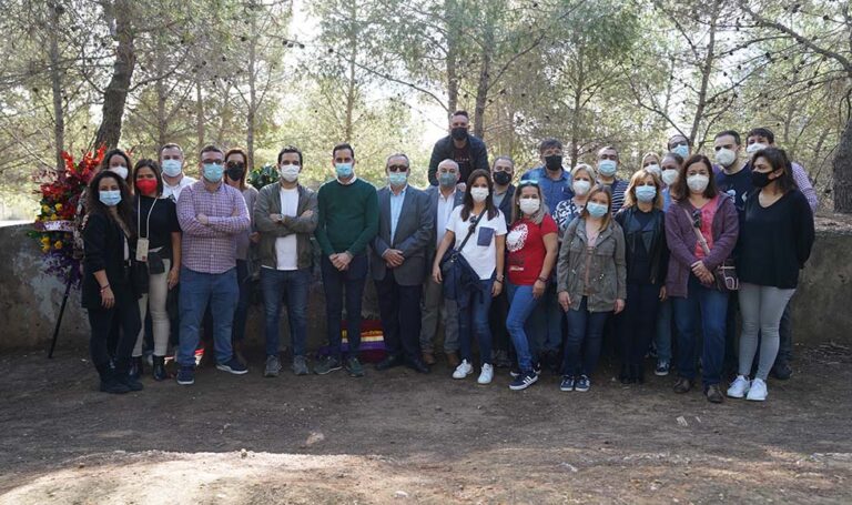 El Paredón de España, en trámite para ser declarado Bien de Relevancia Local, acoge el homenaje de los socialistas de Paterna en el Día de Todos los Santos