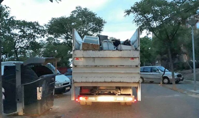 El Ayuntamiento de Paterna retira 3.500 kilos de escombros y enseres en otro operativo especial de limpieza en La Coma