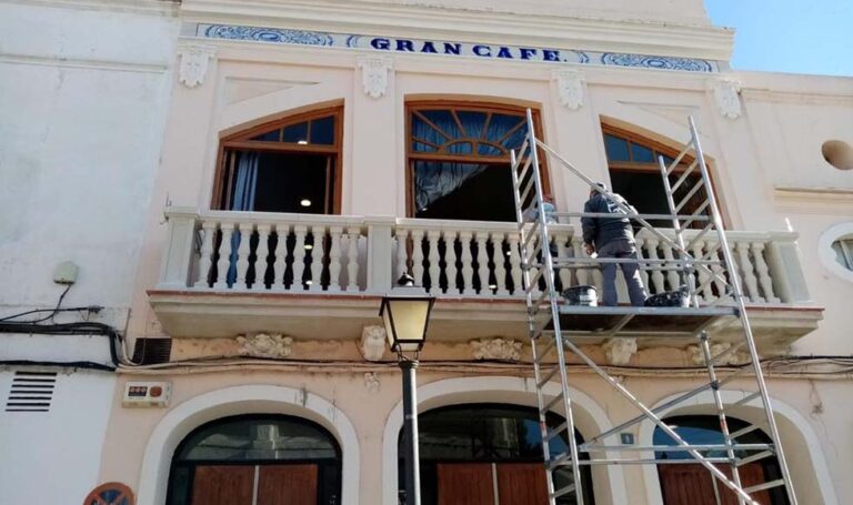 El Ayuntamiento rehabilita el balcón del emblemático Teatro Capri de Paterna