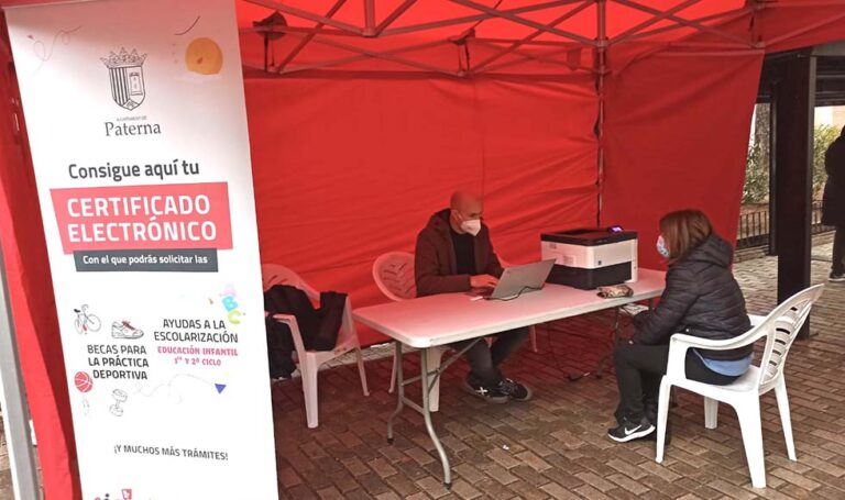 El SIAC sale a la calle para facilitar a la ciudadanía de Paterna la obtención del  certificado electrónico