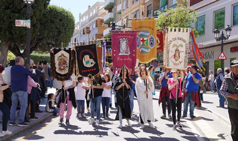 Los Moros y Cristianos “reconquistan” Paterna con el Mig Any de Intercomparsas