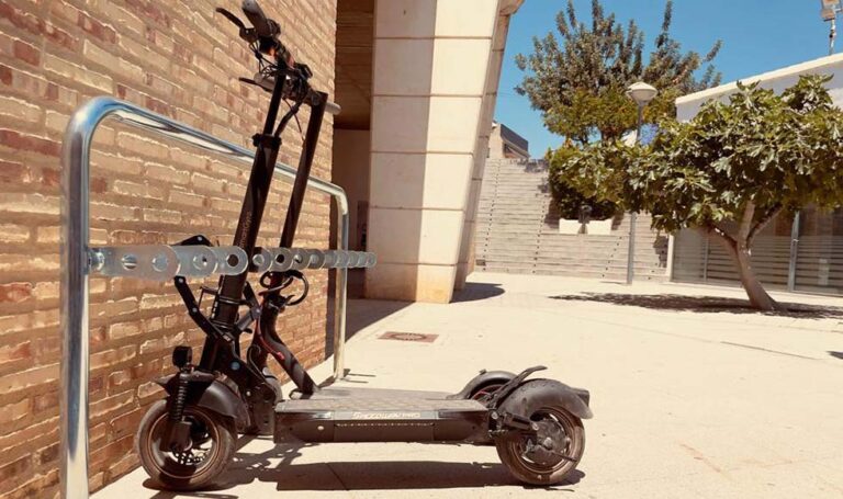 El Ayuntamiento de Paterna instala un aparcamiento para patines en la biblioteca de La Cova Gran