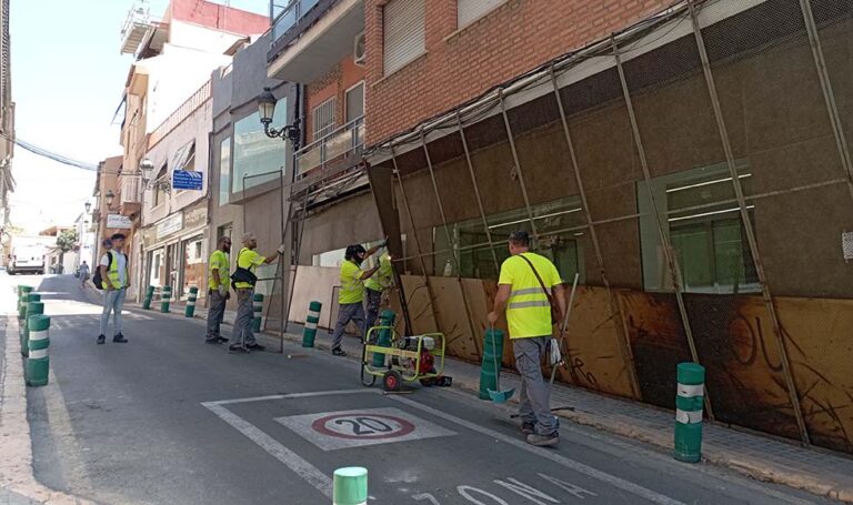 Arranca el montaje de las protecciones para la Cordà en la calle Mayor