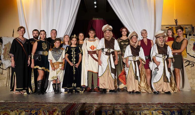 Los niños y niñas de Paterna toman la ciudad con el desfile y el parlamento infantil de Moros y Cristianos