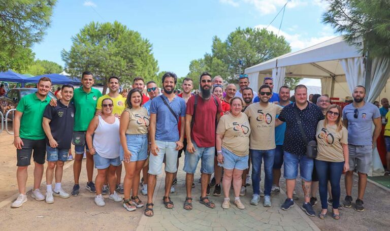 Paterna se llena de espíritu fallero con la «Germanos fallera»