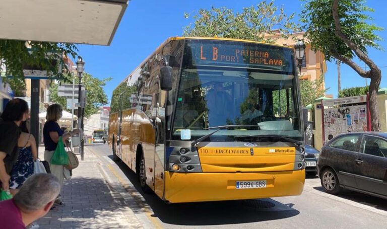 Alrededor de 6.000 usuarios en Paterna disfrutan del Bus a la playa en la primera mitad del verano
