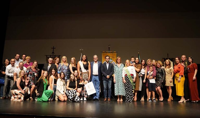 Los nuevos cargos festeros toman el relevo en el año del 50 aniversario de los desfiles de Moros y Cristianos en Paterna