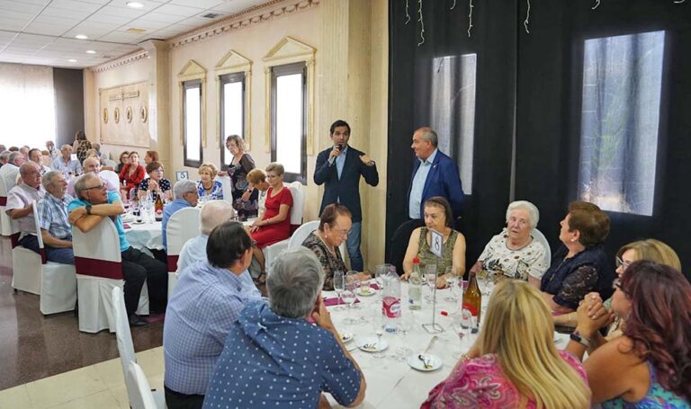 Paterna reúne a más de 400 personas para celebrar el Día del Mayor