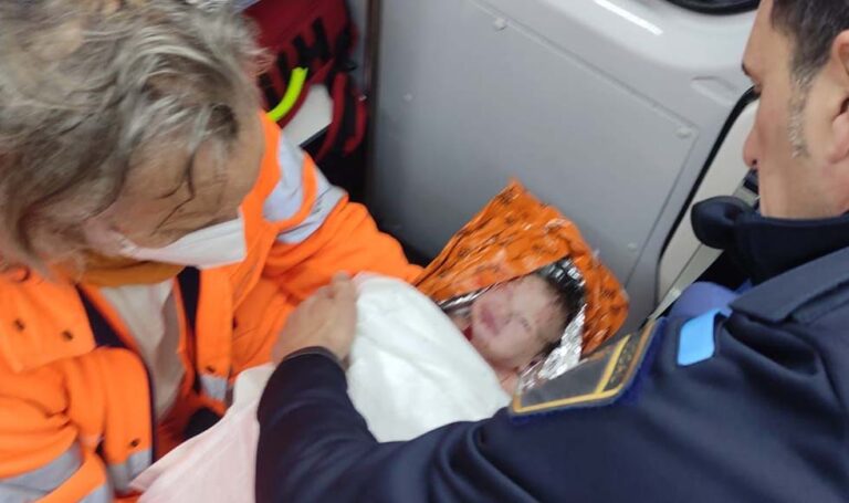 La Policía Local de Paterna socorre a una mujer que acababa de dar a luz en su coche en la N-220
