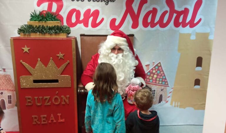Papá Noel visita a los niños y niñas en todos los barrios de Paterna