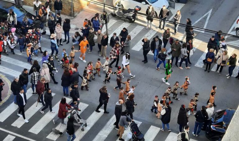 El Colegio Liceo Hispano celebró el carnaval por las calles de Campamento