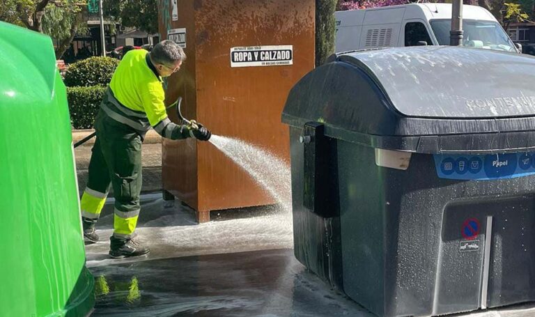 La 5ª Campaña de Limpieza Intensiva de Paterna limpia, baldea y desinfecta calles, contenedores y elementos urbanos de todos los barrios