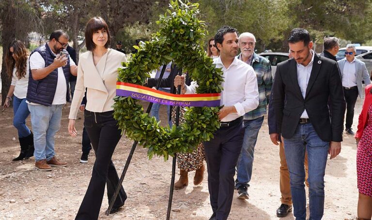 La ministra Diana Morant acompaña al PSOE de Paterna en la conmemoración del Día de la República en el Paredón de España