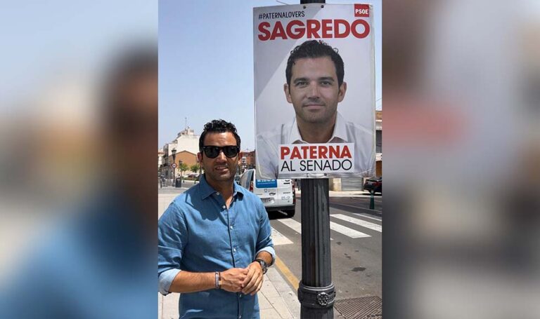 Los socialistas reciclan los carteles electorales de Sagredo bajo el eslogan “Paterna al Senado” en la campaña del 23J