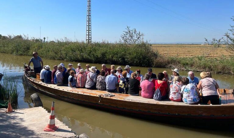 Cerca de 500 paterneros celebran el Día del Mayor con un paseo en barca y una comida en la Albufera