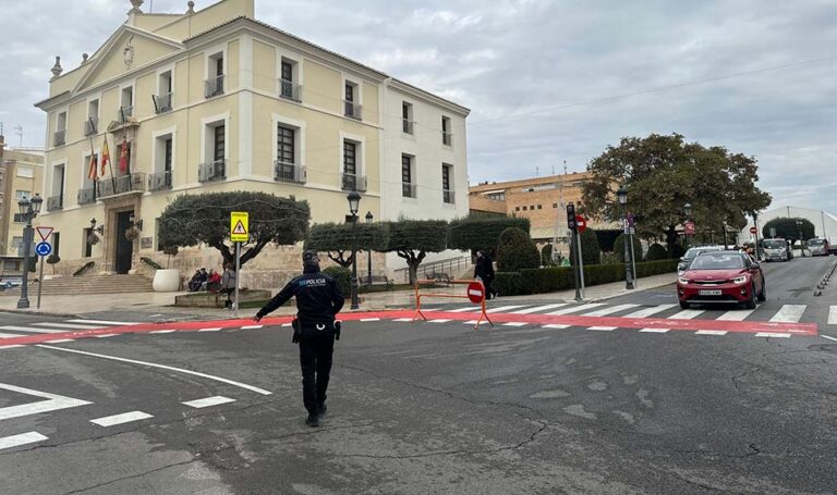 El Ayuntamiento modifica la circulación y las  paradas del bus municipal para avanzar en la creación de un eje peatonal y comercial en el centro de Paterna