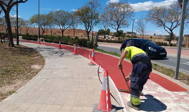 Paterna mejora la seguridad de los ciclistas con el acondicionamiento y repintado de los carriles bici de Santa Rita y La Canyada