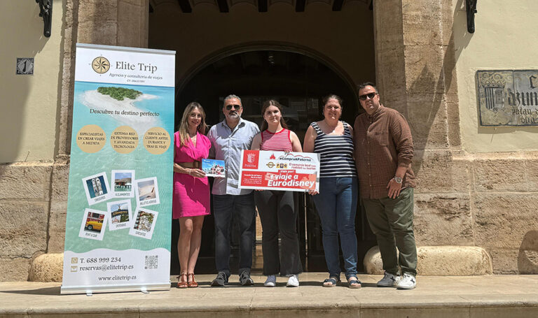 El Ayuntamiento de Paterna entrega el premio del viaje a Eurodisney por la última campaña de Comercio en la ciudad