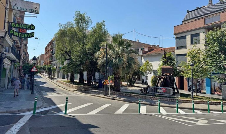 Paterna da los primeros pasos para la peatonalización de la calle Mayor con la señalización vial