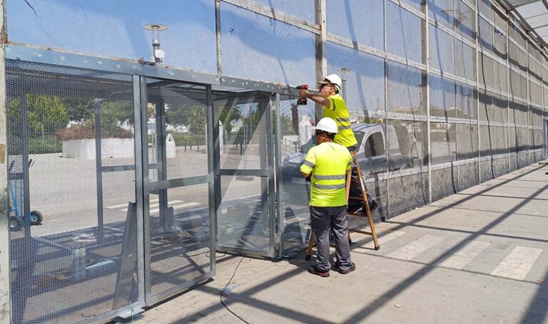 Paterna blinda el cohetódromo con el montaje de las nuevas puertas de acceso y los dos nuevos portones para garantizar la seguridad de los actos de fuego