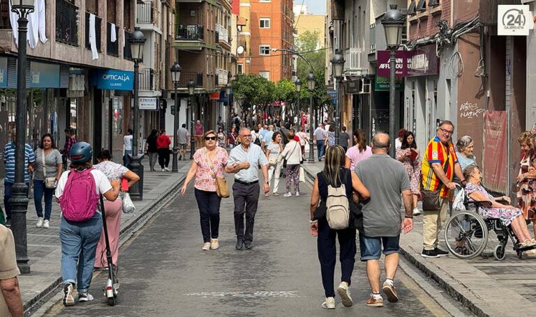 El Ayuntamiento se reúne con los comercios de la calle Mayor para seguir mejorando la peatonalización